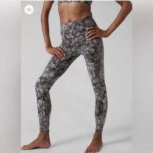 ATHLETA Elation Textured Tight, Bland and White‎ Floral M